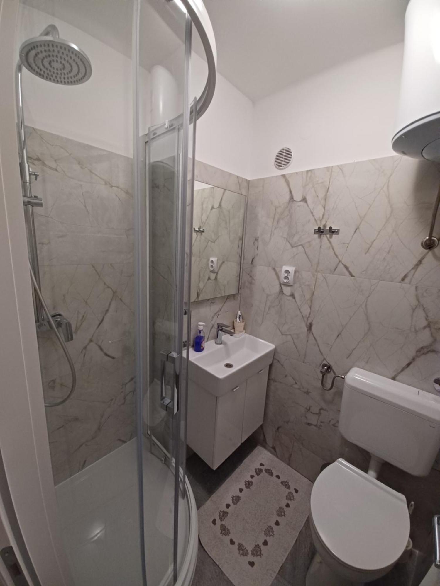 Sunshower And Apartma